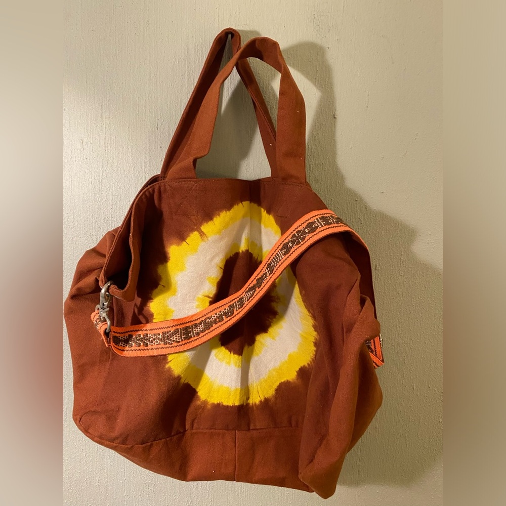 Free People tie dye canvas sunburst Boho Crossbody bag with Strap-NWOT